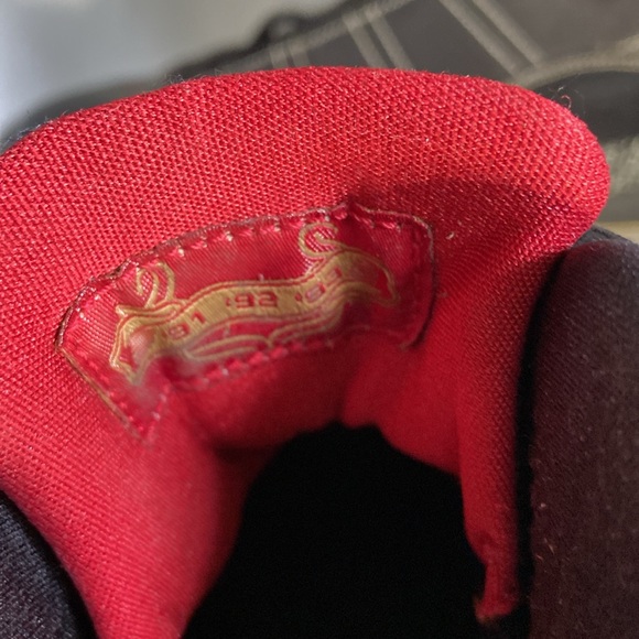 Air Jordan sneakers lightly used black on black red liner sz 10.5 - Picture 6 of 10